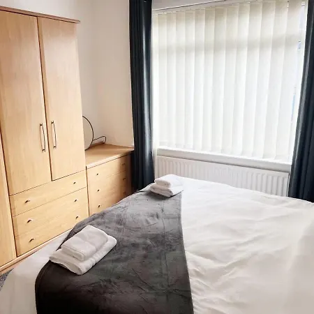 Millfield House By Blue Skies *